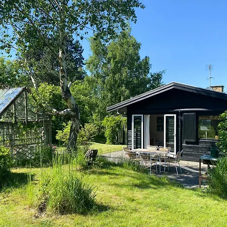 Semesterbostad Rustic Summer House Near Child-friendly *