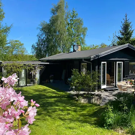 Rustic Summer House Near Child-friendly Дом отдыха *